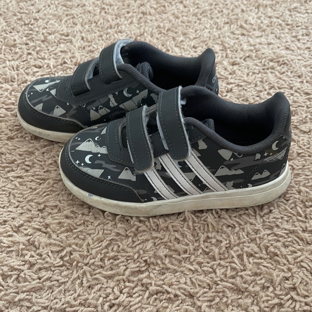 Kids 10K Adidas Velcro sneakers. Barely worn.
